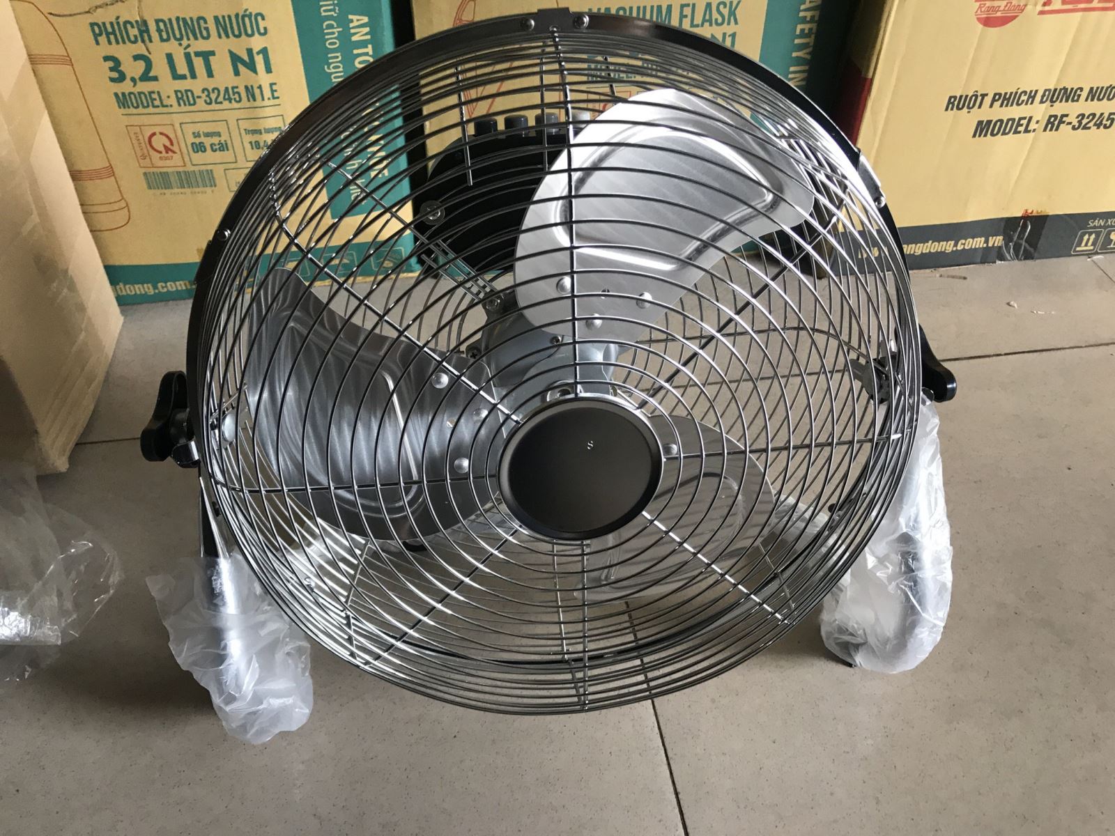 Quạt sàn tích điện bình ắc quy Solar Fan